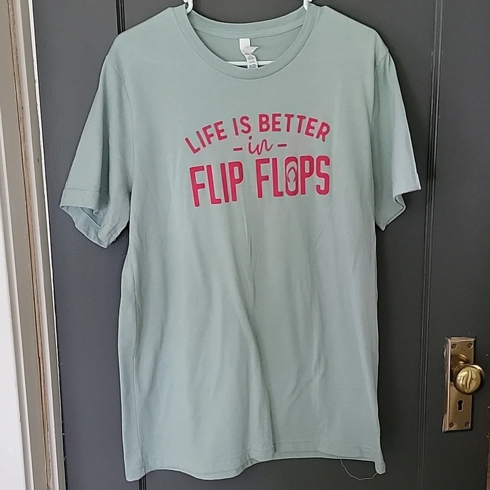 Green life is better in flip flops Large tee - Picture 1 of 3